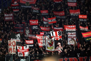 Roma, İtalya 01.03.2024: İtalyan Serie A TIM 2023-2024 futbol karşılaşmasında Milan taraftarlarının bayrakları sallanıyor..