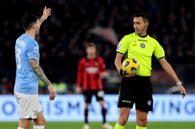 Roma, İtalya 01.03.2024: Lazio 'dan Alessio Romagnoli İtalyan Serie A TIM 2023-2024 futbol karşılaşması sırasında Marco Di Bello ile Roma Olimpiyat Stadyumu' nda SS LAZIO-AC MILAN.