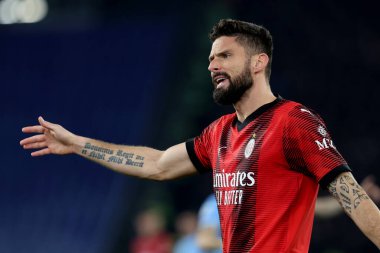 Roma, İtalya 01.03.2024: Milan 'dan Olivier Giroud İtalyan Serisi A TIM 2023-2024 futbol karşılaşmasında hakemle birlikte Roma Olimpiyat Stadyumu' nda SS LAZIO - AC MILAN.