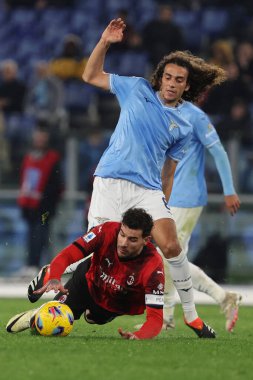 Roma, İtalya 01.03.2024: Milan 'dan Theo Hernandez İtalyan Serisi A TIM 2023-2024 futbol karşılaşmasında Lazio' lu Matteo Guendouzi ile birlikte Roma 'daki Olimpiyat Stadyumu' nda SS LAZIO-AC MILAN karşılaşmasında top için mücadele etti..