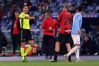 Roma, İtalya 01.03.2024: kırmızı karttan sonra, hakem Di Bello İtalyan Serie A TIM 2023-2024 futbol karşılaşması SS LAZIO 'ya karşı Roma Olimpiyat Stadyumu' nda oynanan AC MILAN maçında oyuncudan sahadan ayrılmasını istedi..