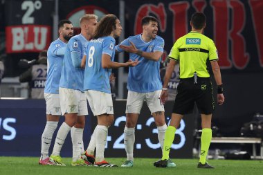 Roma, İtalya 01.03.2024: Lazio oyuncuları İtalyan Serie A TIM 2023-2024 futbol karşılaşmasında hakem Di Bello ile Roma 'daki Olimpiyat Stadyumu' nda SS LAZIO-AC MILAN karşılaşmasını protesto etti.