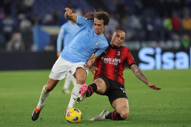 Roma, İtalya 01.03.2024: Lazio 'dan Matteo Guendouzi İtalya Serisi A TIM 2023-2024 futbol karşılaşmasında Milan' dan Noah Okafor ile Roma 'daki Olimpiyat Stadyumu' nda SS LAZIO-AC MILAN karşılaşmasında top için mücadele etti..