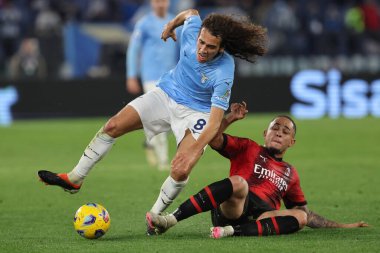 Roma, İtalya 01.03.2024: Lazio 'dan Matteo Guendouzi İtalya Serisi A TIM 2023-2024 futbol karşılaşmasında Milan' dan Noah Okafor ile Roma 'daki Olimpiyat Stadyumu' nda SS LAZIO-AC MILAN karşılaşmasında top için mücadele etti..