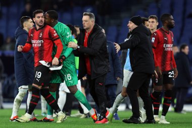 Roma, İtalya 01.03.2024: Milan 'dan Theo Hernandez, İtalya Serie A TIM 2023-2024 futbol karşılaşmasında Milan' dan Mike Maignan ile Roma Olimpiyat Stadyumu 'ndaki AC MILAN karşılaşması.