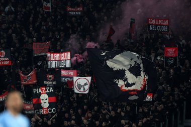 Roma, İtalya 01.03.2024: Milan taraftarları İtalya Serie A TIM 2023-2024 futbol karşılaşması sonunda Roma Olimpiyat Stadyumu 'nda SS LAZIO-AC MILAN karşılaşmasını kutluyorlar..