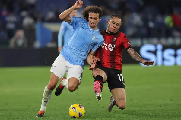 Roma, İtalya 01.03.2024: Lazio 'dan Matteo Guendouzi İtalya Serisi A TIM 2023-2024 futbol karşılaşmasında Milan' dan Noah Okafor ile Roma 'daki Olimpiyat Stadyumu' nda SS LAZIO-AC MILAN karşılaşmasında top için mücadele etti..