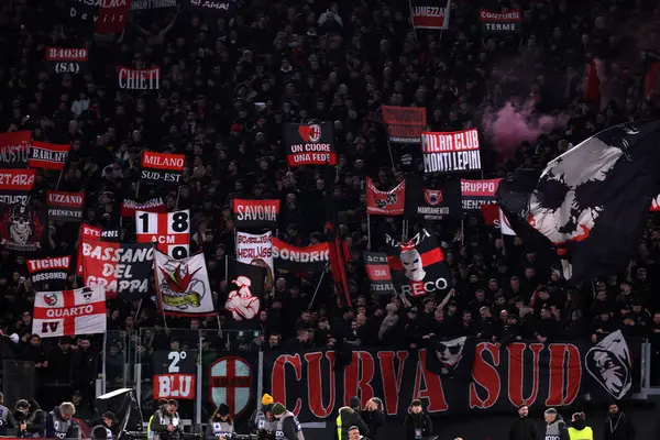Roma, İtalya 01.03.2024: Milan taraftarları İtalya Serie A TIM 2023-2024 futbol karşılaşması sonunda Roma Olimpiyat Stadyumu 'nda SS LAZIO-AC MILAN karşılaşmasını kutluyorlar..
