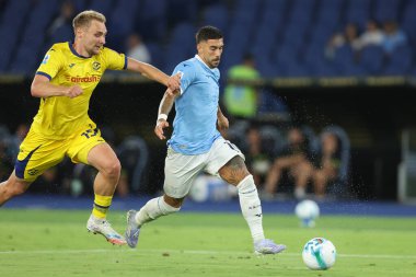 Roma, İtalya 31 Ağustos 2025: Verona 'dan Yllan Okou, Lazio' dan Mattia Zaccagni Seri A Enilive 2025-2026, 2. gün, Olimpiyat Stadyumu 'nda SS Lazio ve Hellas Verona arasında oynanan futbol karşılaşmasında görülüyor..