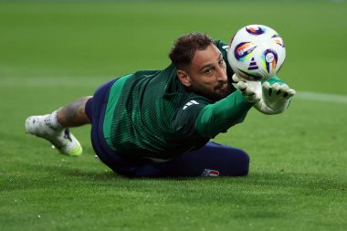 Bergamo, İtalya 5 Eylül 2025: İtalyan Gianluigi Donnarumma, Avrupa Fifa Dünya Kupası 2026 ön eleme karşılaşması öncesinde İtalya ile Estonya arasında New Balance Stadyumu 'nda oynanan ısınma maçında görülüyor