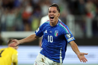 Bergamo, İtalya 5 Eylül 2025: İtalyan Giacomo Raspadori 3-0 'lık golü attı ve İtalya ile Estonya arasında oynanan 2026 Avrupa Fifa Dünya Kupası ön eleme maçında takımla birlikte Yeni Balans Stadyumu' nda kutladı.