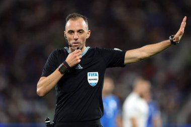 Bergamo, İtalya 5 Eylül 2025: Hakem Joao Pinheiro (POR), İtalya ile Estonya arasında oynanan 2026 Avrupa Fifa Dünya Kupası ön eleme maçı sırasında New Balance Stadyumu 'nda görüldü.