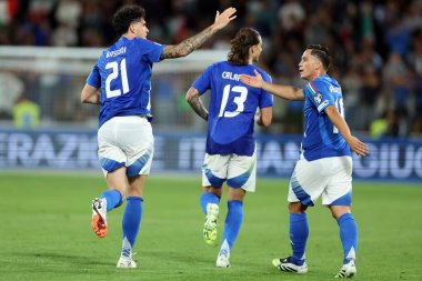 İtalya 'nın Bergamo kenti 5 Eylül 2025: (R) İtalyan Alessandro Bastoni, Yeni Balans Stadyumu' nda İtalya ile Estonya arasında oynanan Avrupa Fifa Dünya Kupası 2026 ön eleme karşılaşmasında 5-0 'lık golü attı ve İtalyan (L) Giacomo Raspadori ile kutladı.