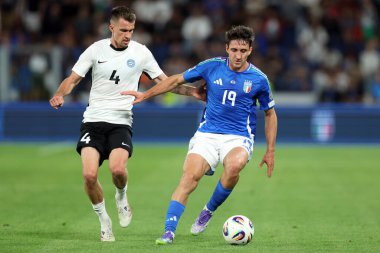 İtalya 'nın Bergamo kenti 5 Eylül 2025: (R) Estonya' dan Mattias Kait, (L) İtalyan Andrea Cambiaso, İtalya ile Estonya arasında oynanan 2026 Avrupa Fifa Dünya Kupası ön eleme karşılaşmasında