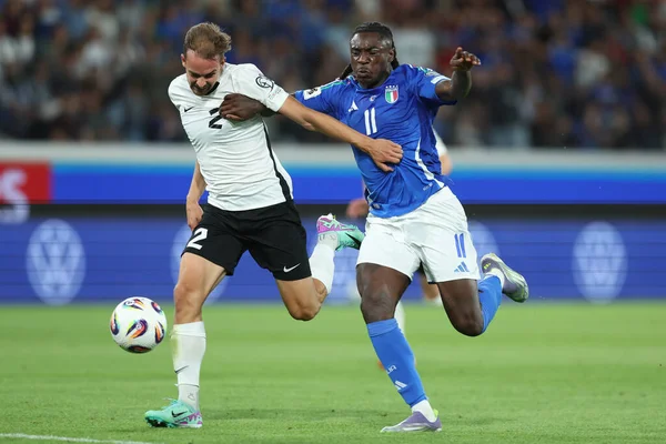 Bergamo, İtalya 5 Eylül 2025: Estonya 'dan Marten Kuusuk ve İtalya' dan Moise Kean, İtalya ile Estonya arasında oynanan 2026 Avrupa Fifa Dünya Kupası ön eleme maçı sırasında New Balance Stadyumu 'nda karşı karşıya geldiler.
