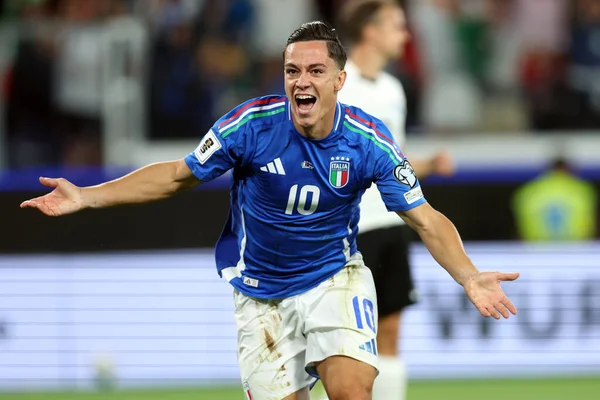 Bergamo, İtalya 5 Eylül 2025: İtalyan Giacomo Raspadori 3-0 'lık golü attı ve İtalya ile Estonya arasında oynanan 2026 Avrupa Fifa Dünya Kupası ön eleme maçında takımla birlikte Yeni Balans Stadyumu' nda kutladı.