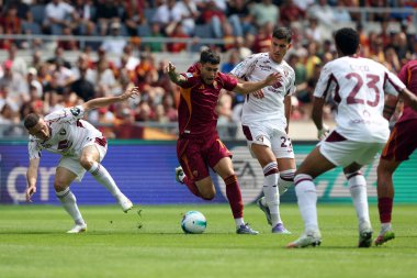 (Torino 'dan Ardian Ismajli, Roma' dan Matias Soule, Torino 'dan Cesare Casadei AS Roma ve Torino FC arasında Olimpiyat Stadyumu' nda oynanan Serie A Enilive 2025-2026 futbol karşılaşmasında görüldü..