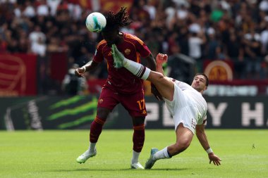 (Roma 'dan Manu kone, (R) Torino' dan Giovanni Simeone, AS Roma ve Torino FC arasında Olimpiyat Stadyumu 'nda oynanan Serie A Enilive 2025-2026 futbol karşılaşmasında görev yaparken görüldü..