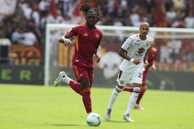 (Roma 'nın Matias Soule' u (R) Torino 'dan Cyril Ngonge, AS Roma ve Torino FC arasında Olimpiyat Stadyumu' nda oynanan Serie A Enilive 2025-2026 futbol karşılaşmasında görüldü..