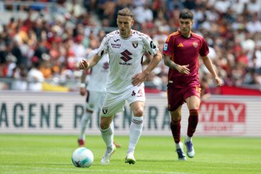 (Torino 'dan Ardian İsmayli (R) Roma' nın Matias Soul 'ü, AS Roma ve Torino FC arasında Olimpiyat Stadyumu' nda oynanan Serie A Enilive 2025-2026 futbol karşılaşmasında rol aldı..