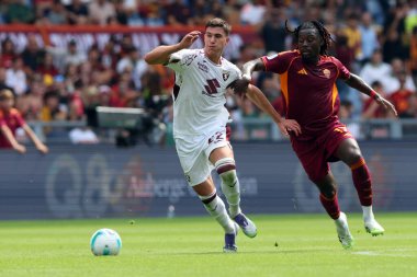 (Torino 'dan Cesare Casadei (R) Manu kone Serie A Enilive 2025-2026 Olimpiyat Stadyumu' nda AS Romanlar ve Torino FC arasında oynanan futbol karşılaşmasında görülüyor.