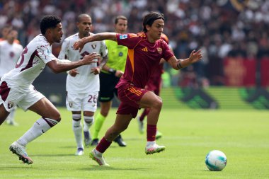 (Torino 'dan Saul Coco, (R) Romanlardan Paulo Dybala AS Roma ve Torino FC arasında Olimpiyat Stadyumu' nda oynanan Serie A Enilive 2025-2026 futbol karşılaşmasında görev yaparken görüldü.