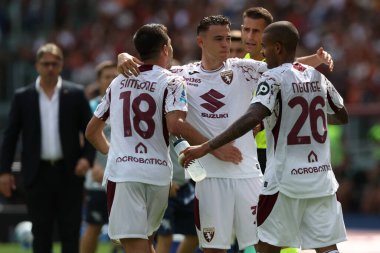 (Torino 'dan Giovanni Simeone golü atarak Olimpiyat Stadyumu' nda AS Roma ve Torino FC arasında oynanan 2025-2026 sezonunda (C) Kristjan Asllani, (R) Cyril Ngonge ile kutladı..