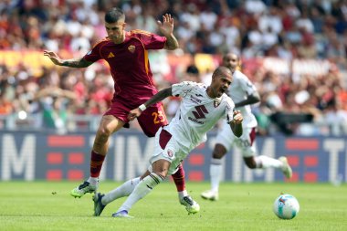 (Roma 'dan Gianluca Mancini, Torino' dan Cyril Ngonge, AS Roma ve Torino FC arasında Olimpiyat Stadyumu 'nda oynanan Serie A Enilive 2025-2026 futbol karşılaşmasında görev yaparken görüldü..