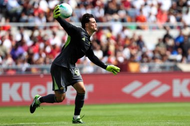 Roma Mille Svilar, AS Roma ve Torino FC arasında Olimpiyat Stadyumu 'nda oynanan Serie A Enilive 2025-2026 futbol karşılaşmasında görev yaparken görüldü..