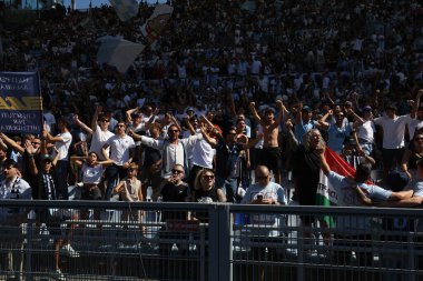 Roma, İtalya 21 Eylül 2025: Curva Nord Lazio taraftarları Olimpiyat Stadyumu 'nda SS Lazio ve AS Romanları arasında oynanan Serie A Enilive 2025-2026 futbol müsabakasında bayrak sallayıp yine Roma taraftarlarını gösterdiler..