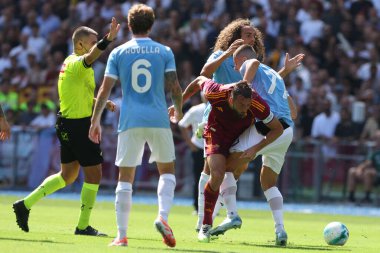 Roma, İtalya 21 Eylül 2025: Romanlardan Bryan Cristante ve Lazio 'dan Adam Marusiç, SS Lazio ile AS Roma arasında oynanan Serie A Enilive 2025-2026 futbol müsabakası sırasında görev başında görüldü