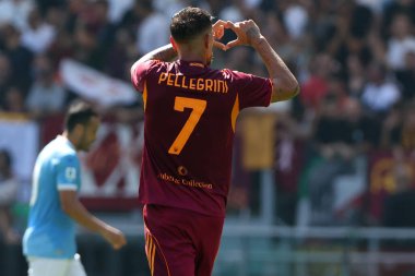Roma, İtalya 21 Eylül 2025: Romanyalı Lorenzo Pellegrini Olimpiyat Stadyumu 'nda SS Lazio ile AS Roma arasında oynanan Serie A Enilive 2025-2026 futbol müsabakasında golü attı ve takımla birlikte kutladı.