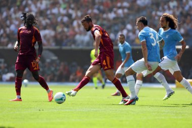 Roma, İtalya 21 Eylül 2025: Romanlardan Bryan Cristante ve Lazio 'dan Mario Gila Fuentes, SS Lazio ile AS Roma arasında Olimpiyat Stadyumu' nda oynanan Serie A Enilive 2025-2026 futbol müsabakası sırasında iş başında görüldü