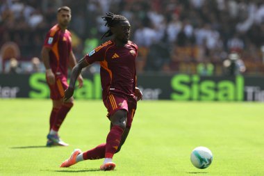 Roma, İtalya 21 Eylül 2025: Serie A Enilive 2025-2026 Olimpiyat Stadyumu 'nda SS Lazio ile AS Roma arasında oynanan futbol müsabakası sırasında faaliyet gösteren Romanlar Manu kone' u