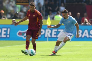 Roma, İtalya 21 Eylül 2025: Romanlardan Lorenzo Pellegrini ve Lazio 'dan Mario Gila Fuentes, SS Lazio ile AS Roma arasında Olimpiyat Stadyumu' nda oynanan Serie A Enilive 2025-2026 futbol müsabakası sırasında iş başında görüldü.