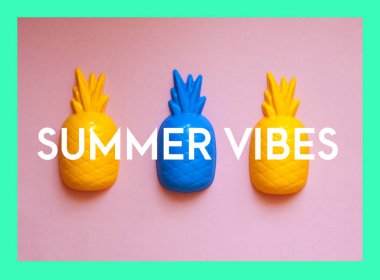 Metin yaz vibes ile pembe arka plan üzerinde üç renkli ananas. Yaratıcı modern kolaj, yaz Tema