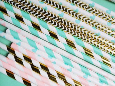 Renkli nane, pembe ve altın payet parti içecekler içme