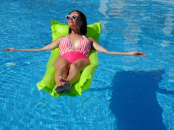Schöne Frau Sexy Badeanzug Entspannen Schwimmbad Auf Matratze Mode Sommer — Stockfoto