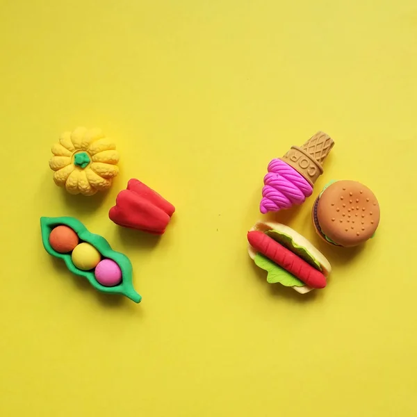 Gezond en junkfood. Groente, fruit, hamburger, ijs en andere symbolen van gezonde en ongezonde voeding — Stockfoto