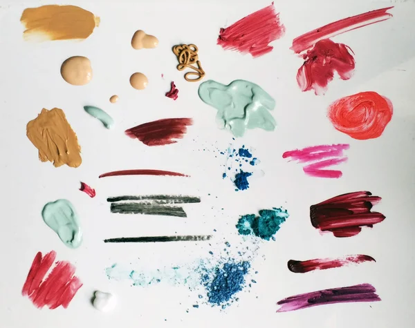 Make-up-Texturen eingestellt. Lidschatten, Lippenstift, Foundation, Bleistifte, Creme, Concealer Tropfen und Abstriche — Stockfoto