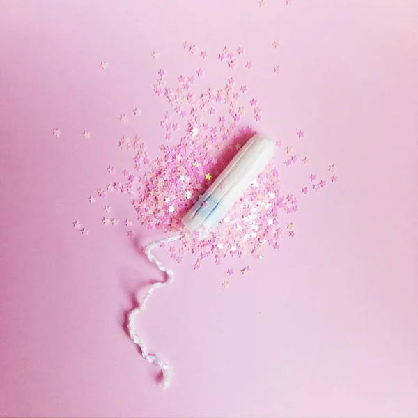 Vrouw menstruele tampon met roze glitters. Vrouwelijke periode hygiëne — Stockfoto
