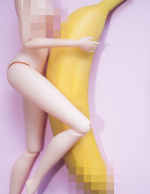 bebek muz ve pikselli vücut parçaları kucaklamak. Kışkırtıcı Konsept fotoğrafı