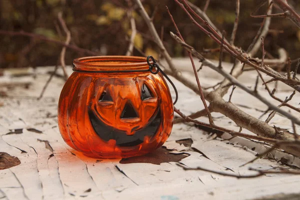 Halloween sütőtök gyertyatartó állni faasztalon — Stock Fotó