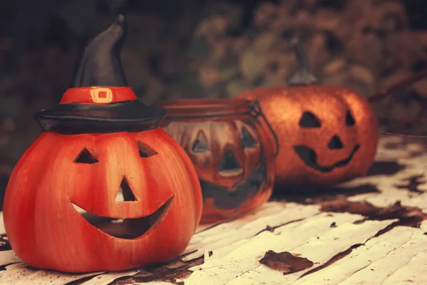 Három vicces halloweeni tök a faasztalon. Őszi hangulat fotó — Stock Fotó