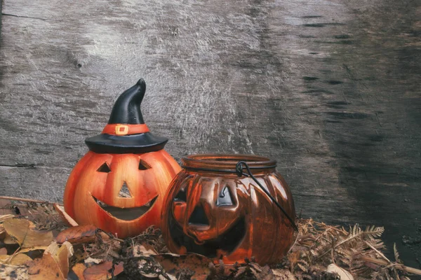 Két halloweeni tök fa háttéren. party dekoráció — Stock Fotó