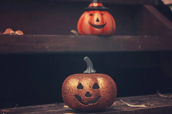 Két Halloween sütőtök a tornácon. Szezonális ház dekoráció — Stock Fotó