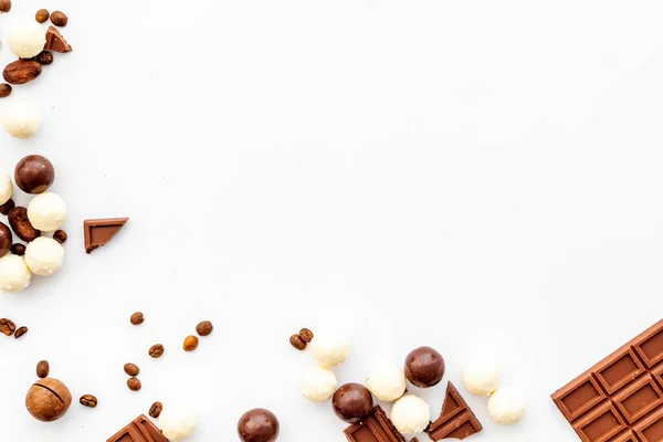 Sfondo caramella con cioccolato sul tavolo bianco cornice vista dall'alto. Dolci dessert concetto. Spazio per testo — Foto Stock