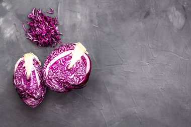 Gri masadaki kırmızı lahana, aşağıdaki kopya alanı