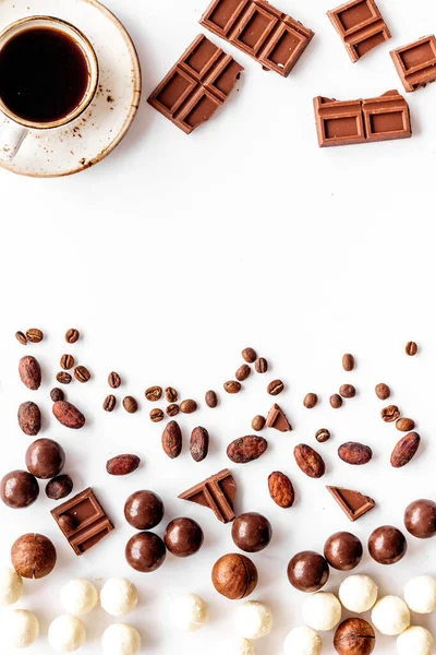 Sfondo caramella con cioccolato e caffè sulla scrivania bianca modello di cornice vista dall'alto. Concetto caffè. Copia spazio — Foto Stock