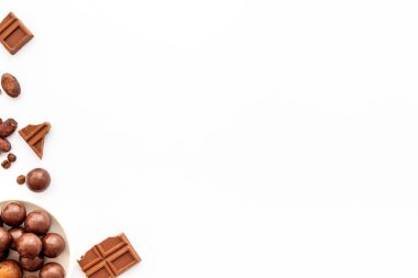 Beyaz masa üzerine çikolata arkaplanı. Tatlı tatlı konsepti. Boşluğu kopyala